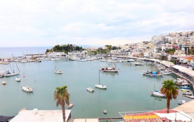 Pire Yunanistan, 28 Eylül 2017: peyzaj Kastella pire Yunanistan - balıkçı tekneleri ve yelkenli ile Yunan liman. Editoryal kullanım. 