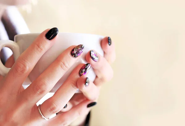 Vrouw Handen Met Mooie Manicure Houden Van Een Kopje Koffie — Stockfoto