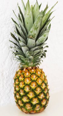 Beyaz arka planda - egzotik meyve taze ananas 