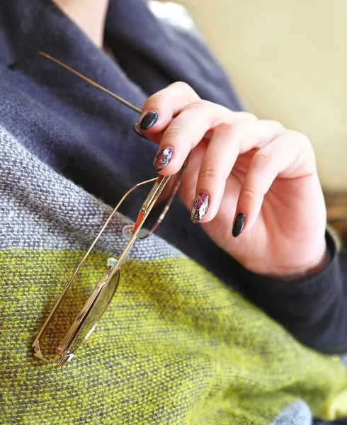 Stylowej Kobiety Piękny Manicure Trzyma Jej Okulary — Zdjęcie stockowe