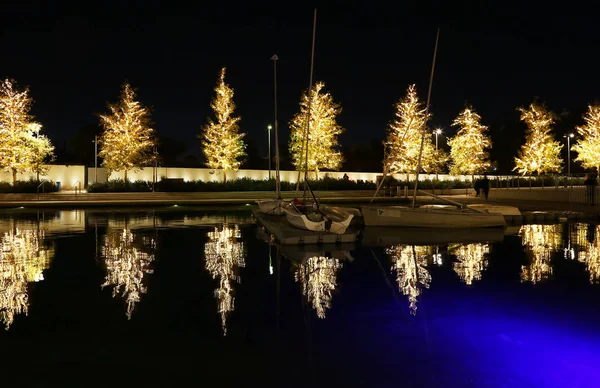 Atina Yunanistan, 16 Aralık 2017: gece Noel ağaçları Stavros Niarchos Vakfı Yunanistan. Editoryal kullanım.