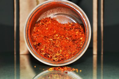 Kırmızı pişirme baharat karışımı masada