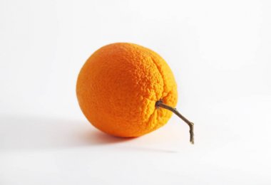 taze turuncu beyaz arka plan üzerinde - sağlıklı diyet meyve izole natürmort fotoğraf