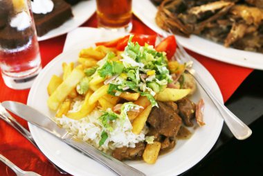 bir Yunan restoranı - biftek et taze sebze ve patates kızartması ile gıda ile plaka