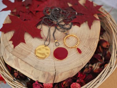 Kırmızı yapraklı altın ve kırmızı tılsımlı kolyeler - sonbahar moda mücevherleri