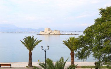 Yunanistan 'ın Nafplio limanı manzarası - Venedik kalesi Bourtzi' nin deniz manzarası