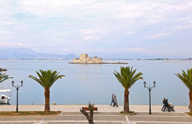 Nafplio Yunanistan, 18 Kasım 2018: Nafplio kenti Argolis Yunanistan 'daki Bourtzi şatosunun manzarası - orta denizde bir Venedik kalesi. Düzenleyici kullanımı.