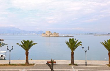 Nafplio kenti Argolis Yunanistan manzarası - Palmiye ağaçlı Nafplio kaldırımı 