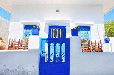 Koufonisia adalarında mavi detaylarla dolu geleneksel Beyaz Saray Yunanistan Kiklad Adaları
