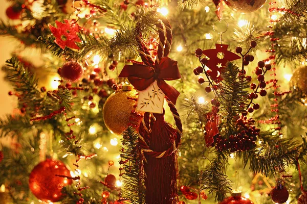 Nacht Kerstboom Met Decoratieve Ornamenten Verlichting Geluksbrenger Met Rode Linten — Stockfoto