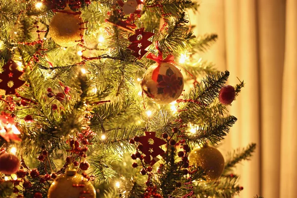 Nacht Thuis Scène Met Kerstboom Ornamenten — Stockfoto