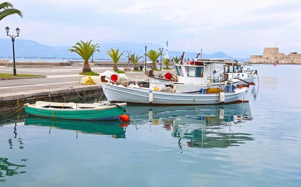 Παραδοσιακά Ψαροκάικα Στο Λιμάνι Του Ναυπλίου Αργολίδα — Φωτογραφία Αρχείου