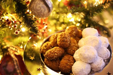 Noel ağacının önünde Yunan melomakarona ve kuduz - ballı, fındıklı ve şekerli geleneksel Noel kurabiyeleri - gece evi Noel sahnesi