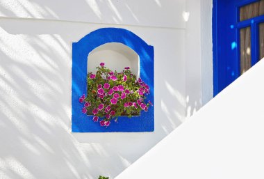 Ano Koufonisi Adası Cyclades Yunanistan 'da mavi ayrıntılar ve çiçeklerle geleneksel Yunan evi