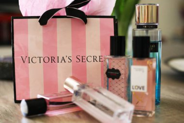 Atina Yunanistan, 17 Ocak 2019: Victoria'nın gizli perfum şişe ve alışveriş çantası. Editoryal kullanım. 
