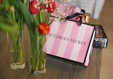 Atina Yunanistan, 17 Ocak 2019: Victoria'nın gizli perfum şişe ve alışveriş çantası. Editoryal kullanım. 