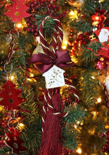 Decoratieve Kerstmis Geluksbrengers Kerstboom Met Rode Linten — Stockfoto