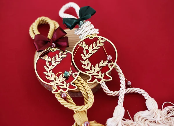 Encantos Decorativos Suerte Navidad Con Granadas Metálicas Rojas — Foto de Stock