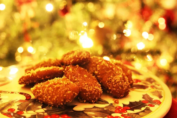 在圣诞树前的希腊甜瓜饼干 传统的希腊饼干 有蜂蜜和核桃 圣诞之夜的家 — 图库照片