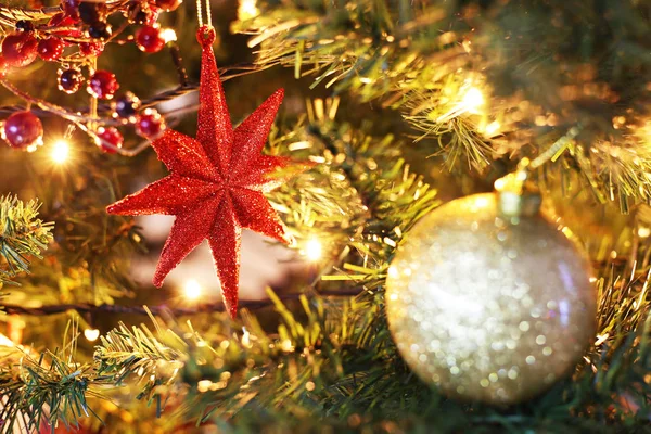 Decoratieve Kerstversiering Boom Gouden Ballen Rode Ster Nacht Thuis Kerst — Stockfoto