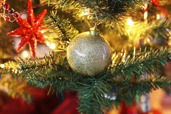 Decoratieve Kerstversiering Boom Gouden Ballen Rode Ster Nacht Thuis Kerst — Stockfoto