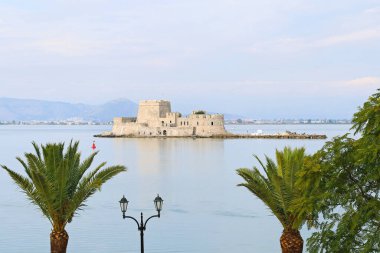 su kale Bourtzi - Venedik kalesinin Nafplio Argolis Yunanistan limanın ortasında peyzaj