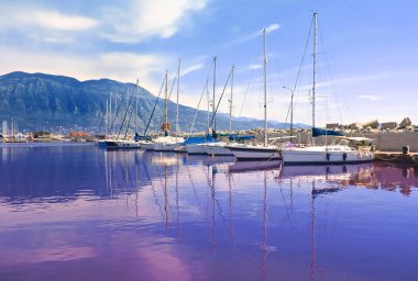 Yunanistan 'ın Kalamata limanındaki etkileyici su yansımaları 