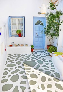 Ano Koufonisi Adası 'ndaki geleneksel bahçe Turkuaz ahşap kapı ve pencereli Kiklad Yunanistan 