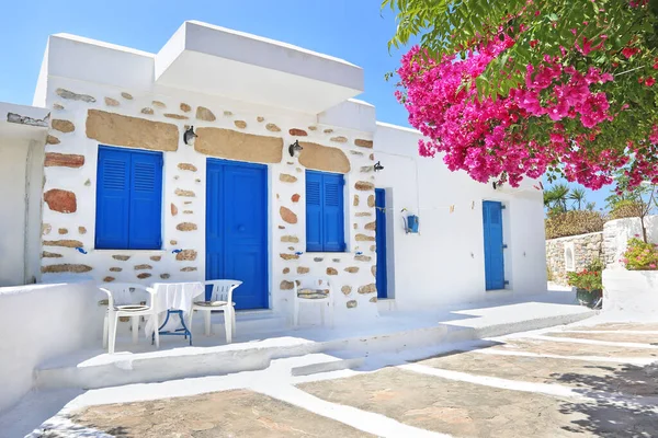 Традиційний Двір Синіми Вікнами Бугенвіллеями Островах Куфонізія Греція — стокове фото