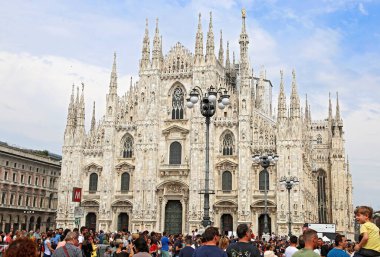 MILAN ITALY, 31 Mayıs 2018: Piazza Duomo Milan şehri - Milano Katedral Meydanı. Düzenleyici kullanımı.