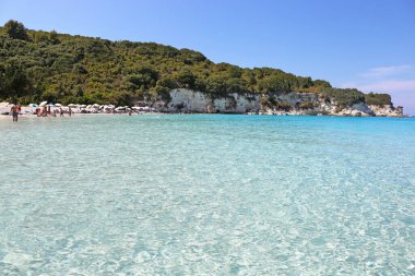 ANTIPAXOS GREECE, 27 Ağustos 2017: Yunanistan Antipaxos adasında turkuaz egzotik deniz. Düzenleyici kullanımı.