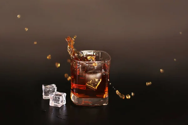 Whisky Splash Com Gelo Isolado Sobre Fundo Preto — Fotografia de Stock