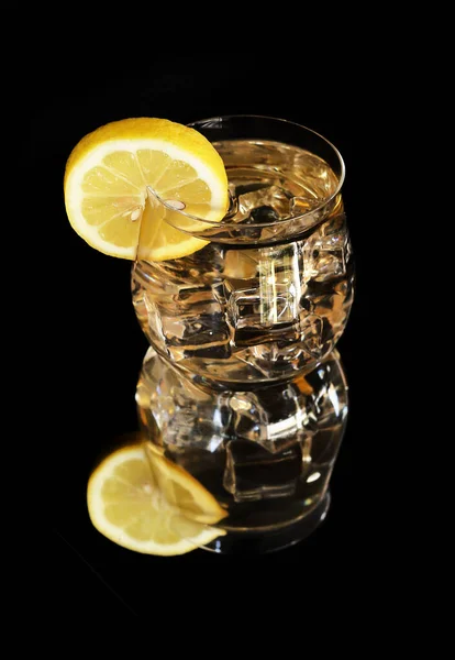 Transparent Glass Lemon Tea Ice Lemon Slice Reflected Black Background — Stock Photo, Image