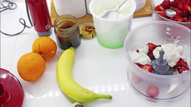 停止运动视频 自制冰沙与草莓 酸奶和巧克力 — 图库视频影像