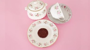 Stop motion video - çikolatalı bisküvi mideye indiriliyor - ısırık ısırık kayboluyor - pembe arka plan