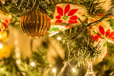 Noel ağacı süslemesi kapat