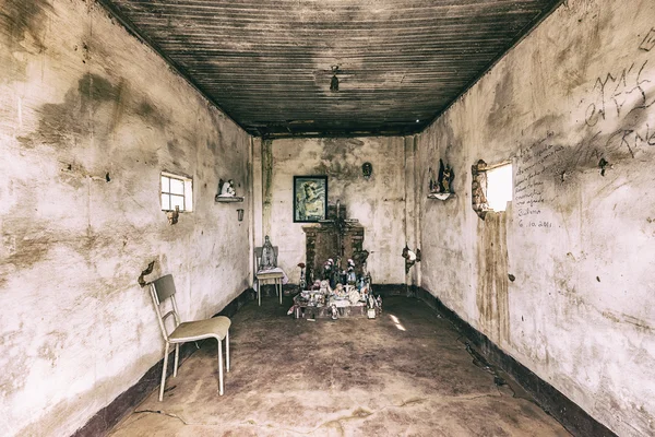 Abandonada velha capela dentro de uma plantação de cana-de-açúcar no Brasil — Fotografia de Stock
