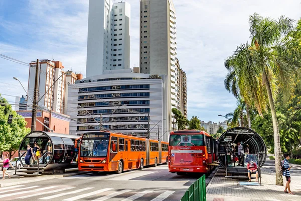 CURITIBA, PARANA / BRASIL - DEZEMBRO 27 2016: Parada de ônibus — Fotografia de Stock