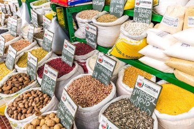 Curitiba, Parana/Brezilya - 28 Aralık 2016: Bakkaliye halk pazarına satışa