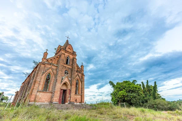 Заброшенная церковь в английском стиле — стоковое фото