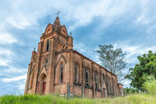 Заброшенная церковь в английском стиле — стоковое фото