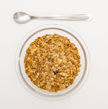 Granola tahıl üzerinde beyaz backgroung izole