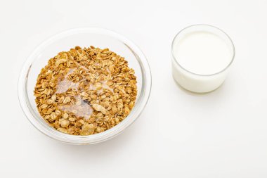 Granola tahıl üzerinde beyaz backgroung izole