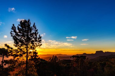Campos do Jordao, Brezilya. Pedra yapmak Bau görünümü günbatımında (altın ho