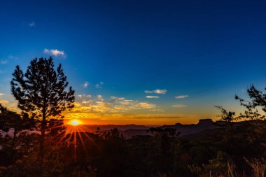 Campos do Jordao, Brezilya. Pedra yapmak Bau görünümü günbatımında (altın ho