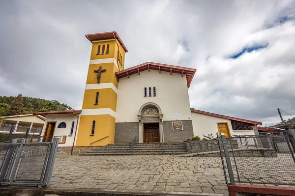 Campos do Jordao, Бразилия. Церковь Богоматери Здоровья — стоковое фото