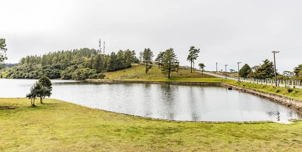 Campos do Jordao, Brasil. Lago a caminho de Itapeva pico — Fotografia de Stock