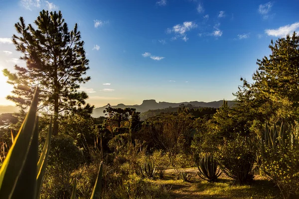 Campos do Jordao, Brasil. Vista Pedra do Bau ao pôr-do-sol — Fotografia de Stock