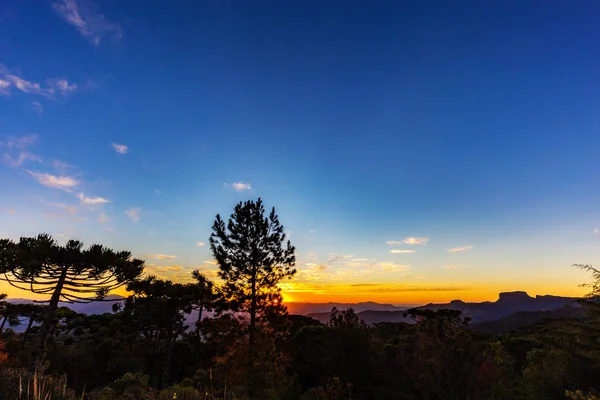 Campos do Jordão, Brazilië. Pedra Bau weergave bij zonsondergang (gouden ho — Stockfoto