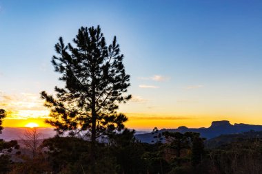 Campos do Jordao, Brezilya. Pedra yapmak Bau görünümü günbatımında (altın ho